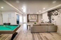 6BR Fun Oasis w/ Jacuzzi, BBQ & Retro Game Room