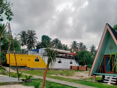 Hotel Krui Ocean Hotel dekat Pantai Mandiri