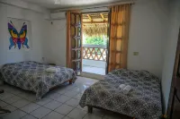 Nomad Beach House - Hostel - balcony