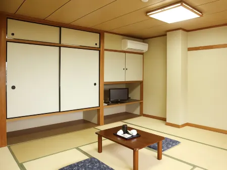 Tomi-Chaya Japanese Hotel Отели рядом с достопримечательностью «Mimuroto-ji Temple»