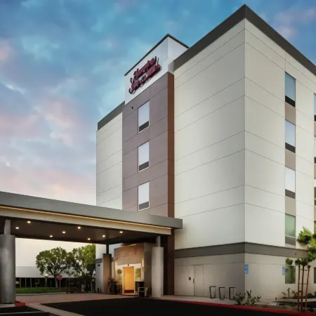 Hampton Inn & Suites Irvine/Orange County Airport Отели рядом с достопримечательностью «Университет Калифорния, Ирвайн Дивижен оф Контининг Эдьюкейшен»