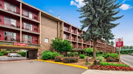 Best Western Plus Rivershore Hotel Отели рядом с достопримечательностью «Mary S. Young Park»