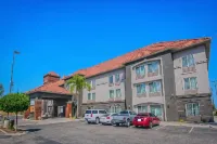 La Quinta Inn & Suites by Wyndham Fowler - parking