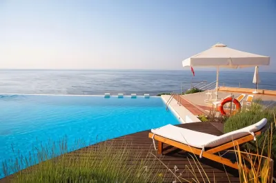 Ramada Plaza by Wyndham Thraki Hotel a 