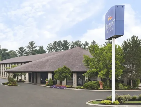 Baymont by Wyndham Logan Отели в г. Логан