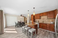 Single Family home in Schaumburg, IL 3 bed/ 2 full baths/ fully fenced backyard 엘크그루브빌리지 호텔