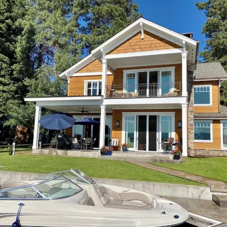THE FOX HOUSE on Flathead Lake: Lakefront Luxury Living Отели в г. Бигфорк