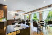 Aston Hotel - parking