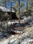Family-sized, quaint cabin on the edge of the US Forest