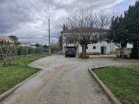 Maison le murier Hotels in Aubignan