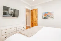 Stark Landing is a brand new modern home located in the heart of Starkville! - Homestays