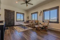 Chicory Guest Cabin - Paradise Valley, MT
