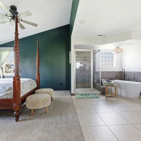 Cozy Lakeside Cottage for Families and Fun Seekers. Game room - Large Soaker Tub