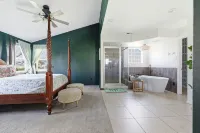 Cozy Lakeside Cottage for Families and Fun Seekers. Game room - Large Soaker Tub
