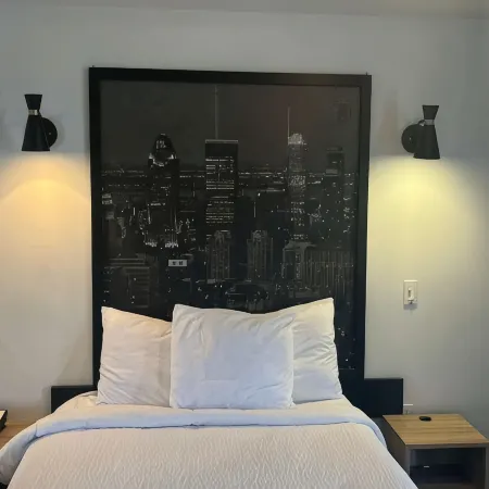Super 8 by Wyndham Montreal