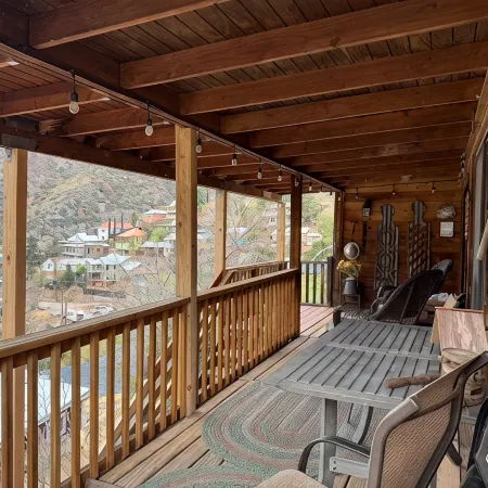 3-Bedroom Cabin in Old Bisbee Отели в г. Бисби