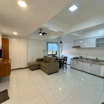 Eloisa's Tagaytay Budget Room Отели рядом с достопримечательностью «Торговый центр Ayala Malls Serin»