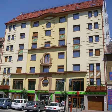 Green Hotel Budapest Отели рядом с достопримечательностью «Станция метро Ors Vezer Square»