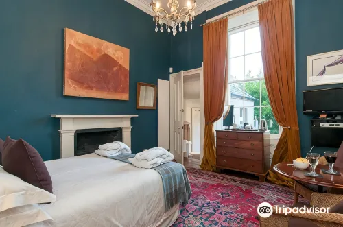 Six Brunton Place Guest House - Bed and Breakfasts