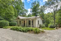 Walk to Downtown Cashiers!CharmingSecluded Cottage w/Resort Access –Pet Friendly