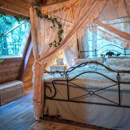 Enchanting River - Waterfront A Frame Cabin Отели в г. Хайленд