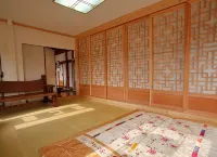 Gwiae Traditional House - parking