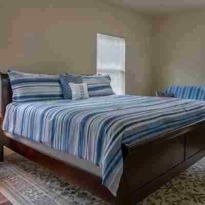 Walking Distance to Downtown! Wine Country 2Bd 2ba House in Paso Robles! Rooms