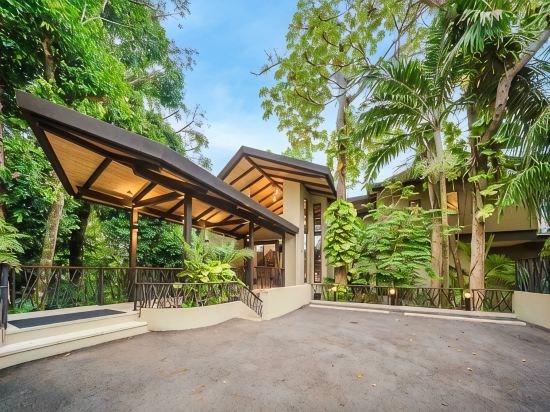 Manuel Antonio Luxury Villa – Fully Staffed 8 Br Estate with Chef, Ocean Views
