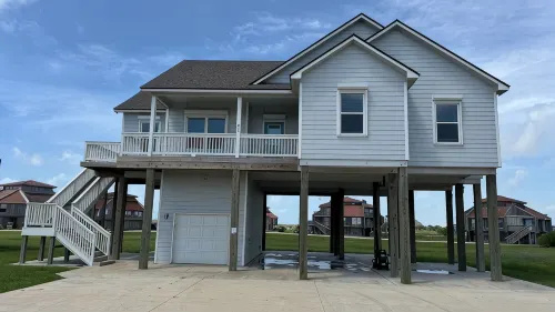 "The Lazy Coconut," a family and pet-friendly home in beach walking distance. - 4-Star