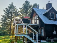 Cozy cabin >> Hottub, WiFi, AC. Easy access to outdoors activities year around Hotels in Addison County
