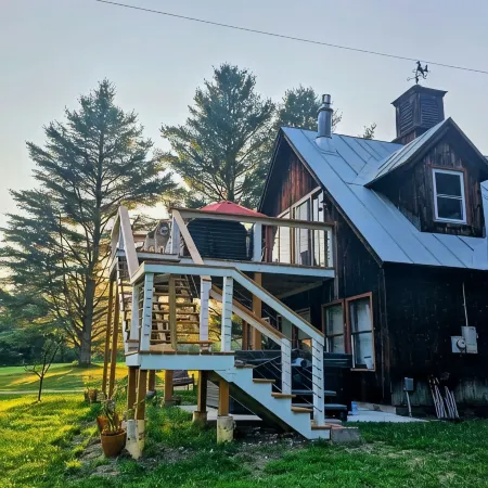 Cozy cabin >> Hottub, WiFi, AC. Easy access to outdoors activities year around