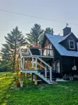 Cozy cabin >> Hottub, WiFi, AC. Easy access to outdoors activities year around