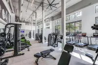 Chic 1-BR Haven w/King Bed, Sofa bed, Pool, Gym in Prime Frisco