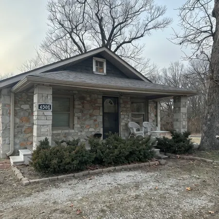 Charming 2-bedroom farmhouse in peaceful Joplin