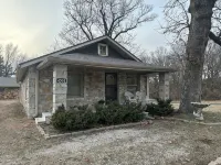 Charming 2-bedroom farmhouse in peaceful Joplin