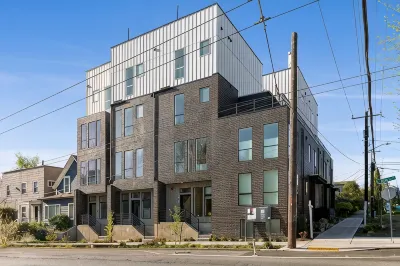 Centrally Located Capitol Hill Townhome w/ Amazing View & Free Parking Onsite Ξενοδοχεία στην πόλη capitol hill