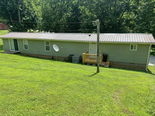 Rosey's Retreat Charming 2-bedroom Country Cottage in LaFollette, Tennessee WiFi
