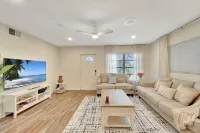 2 Kitchens + Pool + Ping-Pong + Corn Hole + BBQ + Next to Venice Downtown -  Habitaciones en casas particulares