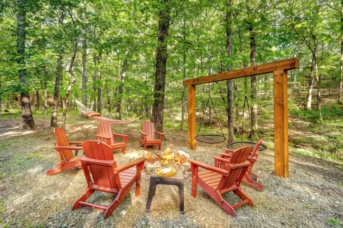Creekside Retreat: Hammocks, Firepit, and Games...Sleeps 8! - 4-Star