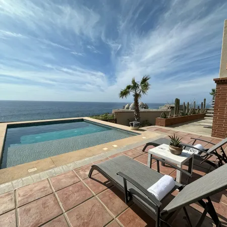 Charming 3-bedroom villa with AC, incredible ocean views.