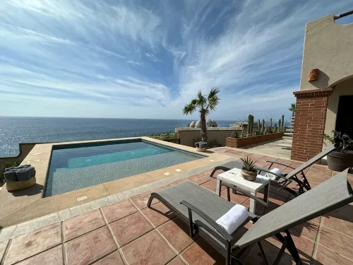 Charming 3-bedroom villa with AC, incredible ocean views.