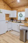 Romantic Cabin sitting on 18 acres of flat land surrounded by a creek! - Alppimaja