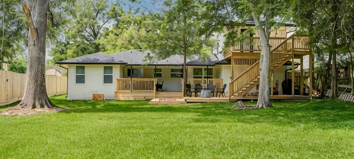 Stylish main-level home in historic downtown Brenham—walking distance to shops! Hotels in Brenham