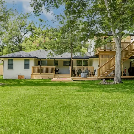 Stylish main-level home in historic downtown Brenham—walking distance to shops!