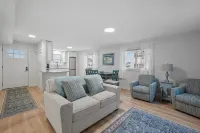 Charming, updated 2-bedroom home, 5 min walk to beach, pets ok, onsite parking! - Holiday bungalows