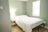 Charming cottage In The Heart of Sugar Camp on Bass Lake - No Cleaning Fee! - 3 stjerner