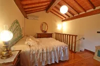 Nice little house near the beach with a nice garden. Air conditioning.