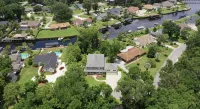 30 People Comfortably Gorgeous Home on Canal Boat Kayak access Two 85 75” TVs
