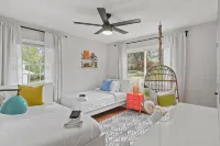 Luxurious Oasis Packed with Entertainment! Large Fenced-in Back Yard. - شرفة