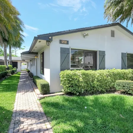 SPACIOUS 2bd, washer/dryer, private patio, grill